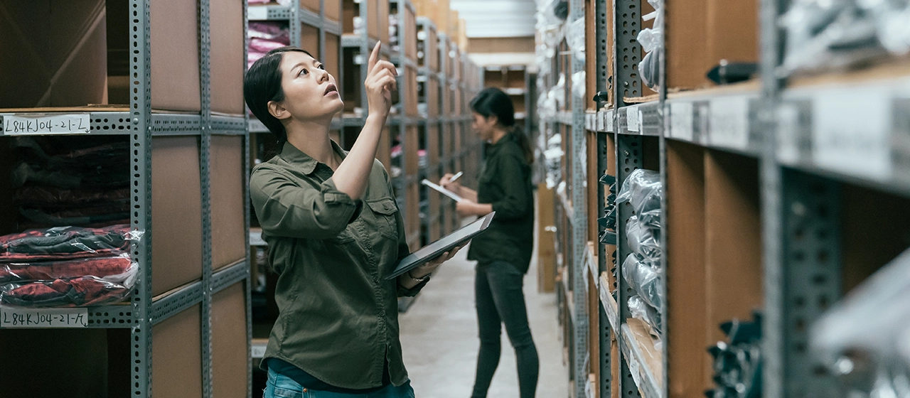 Women carrying out an inventory (physical census).